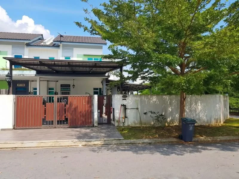 Exterior type: linked terrace house; features: white painted facade, green accent wall, metal roof, covered car porch, wooden gate, manicured lawn, mature trees, paved walkway, fence surrounding property, garbage bin, driveway, outdoor lighting; style: modern.
