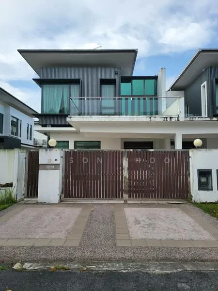 Exterior type: detached bungalow; features: two-storey building, glass balcony on upper floor, horizontal metal cladding on facade, white painted facade, wooden gate, paved driveway, landscaped front yard, outdoor lighting fixtures, large windows, modern architectural design; style: modern.