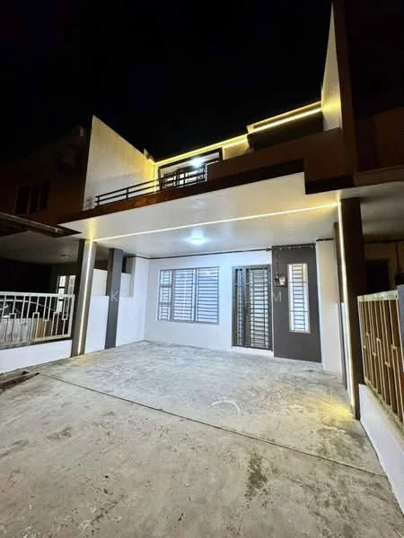 Exterior type: linked terrace house; features: white painted facade, flat roof, single-storey, manicured lawn, outdoor lighting, car porch with awning, double-volume main entrance, sliding glass door, security gate, concrete driveway; style: modern.