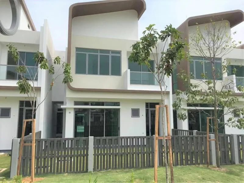 Exterior type: linked terrace house; features: white painted facade, flat roof with overhang, large windows, greenery in front yard, wooden fence, manicured lawn, two-storey structure, modern architectural design; style: modern.