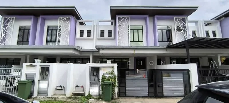 Exterior type: linked terrace house; features: purple painted facade, white painted facade, horizontal metal grilles, glass windows, two-storey structure, car porch with awning, front garden area, visible garage doors, green waste bin, paved driveway; style: modern.