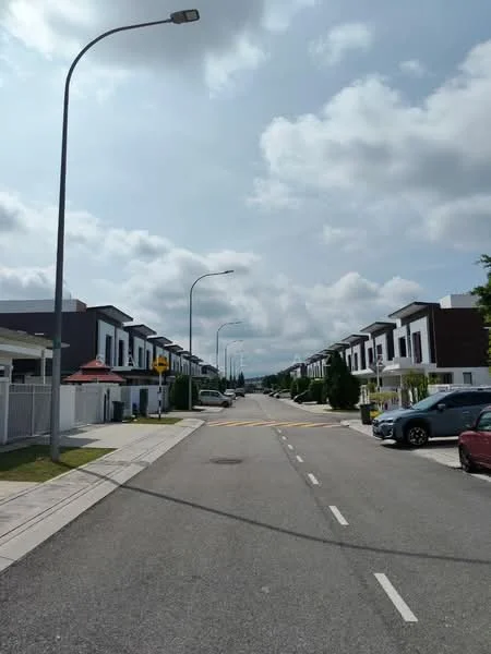Exterior type: linked terrace house; features: two-storey linked terrace houses, paved road, street lamps, sidewalk, manicured lawns, mature trees, residential neighborhood, clear blue sky, clouds, curved road; style: modern.