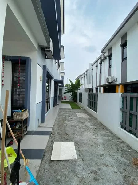 Exterior type: linked terrace house; features: white painted facade, grey accent wall, flat roof, manicured lawn, paved walkway, side yard, air conditioning unit visible, fence with vertical slats, adjacent houses visible, outdoor space with gravel; style: modern.