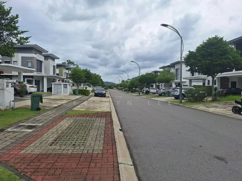 Exterior type: linked terrace house; features: two-storey houses, paved driveway, manicured lawns, street lighting, sidewalks, greenery along the street, curbside garbage bins, open parking spaces; style: modern.