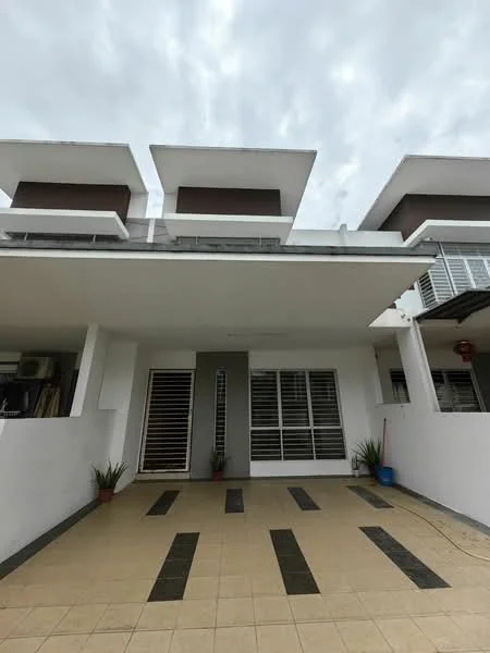 Exterior type: linked terrace house; features: white painted facade, flat roof, two-storey structure, sliding glass door, horizontal louvered windows, paved walkway, manicured plants, grey accent wall, outdoor space with tiles, covered porch area; style: modern.