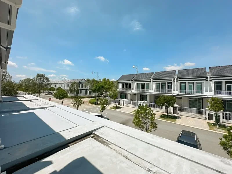 Exterior type: linked terrace house; features: two-storey linked terrace houses, grey tiled roof, white painted facade, manicured lawns, paved driveway, street lighting, surrounded by greenery, clear blue sky, residential street view; style: modern.