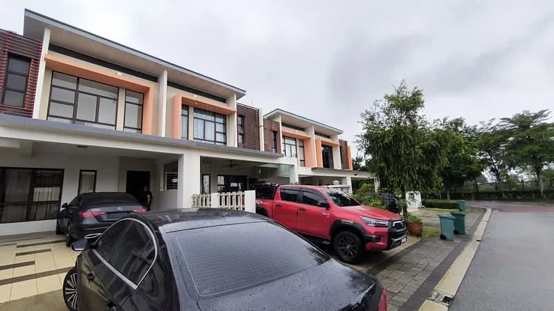 Exterior type: linked terrace house; features: two-storey building, white painted facade, wooden accents, car porch with space for multiple vehicles, manicured landscaping, paved driveway, front garden area, balconies on upper floor, large windows, gated entry, surrounded by greenery; style: modern.