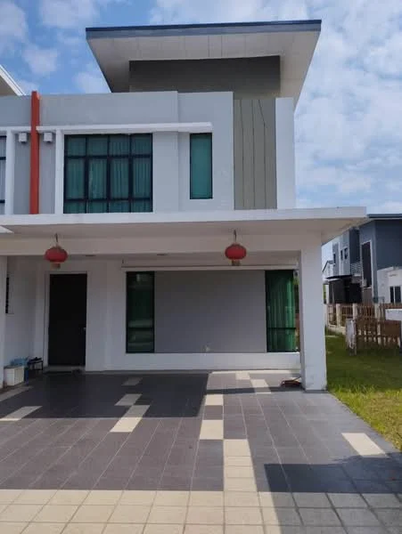 Exterior type: linked terrace house; features: white painted facade, grey accent wall, flat roof, manicured lawn, paved driveway, two red lanterns, large windows with green frames, covered car porch; style: modern.