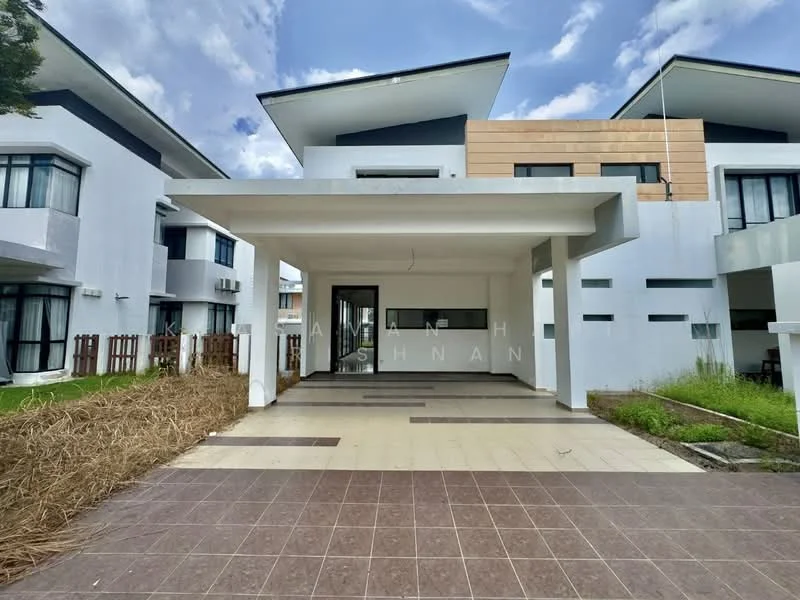 Exterior type: detached bungalow; features: flat roof, white painted facade, wooden fence, manicured lawn, paved walkway, large overhang, multiple windows, outdoor space, surrounded by greenery; style: modern.