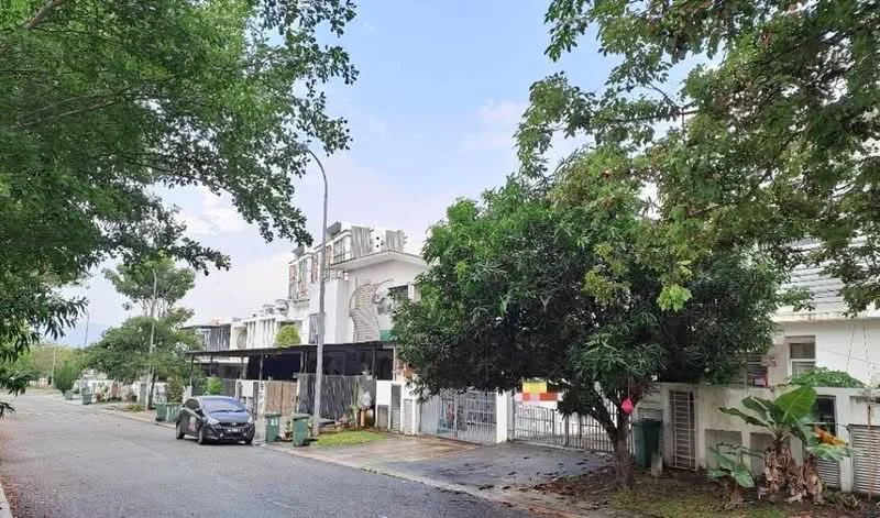 Exterior type: linked terrace house; features: two-storey building, white painted facade, manicured lawn, mature trees, driveway with interlocking pavers, car porch with awning, front yard with greenery, surrounded by residential street; style: modern.