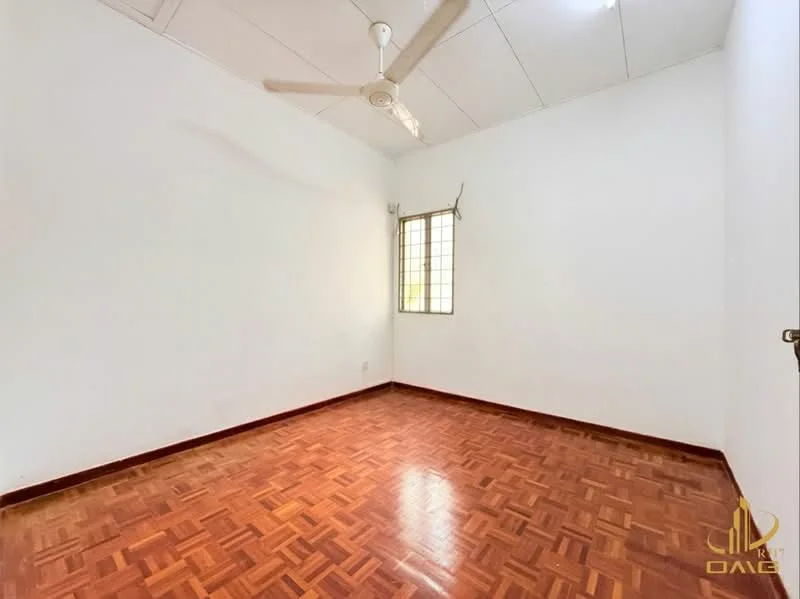 Room features: white painted walls, parquet wood flooring, ceiling fan, window with grid, natural light from window.