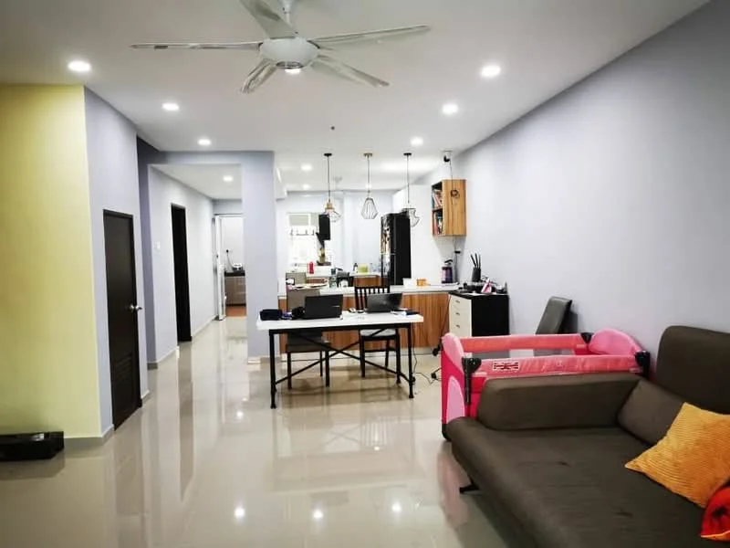 Living features: 3-seater fabric sofa in brown, coffee table, ceiling fan with light, wall-mounted TV, area rug, decorative cushions, light grey painted walls, glossy tile flooring; style: modern. Kitchen features: open-plan layout, kitchen island with seating, stainless-steel fridge, built-in oven, freestanding range oven, black cabinetry, white countertops, pendant lighting; style: modern.