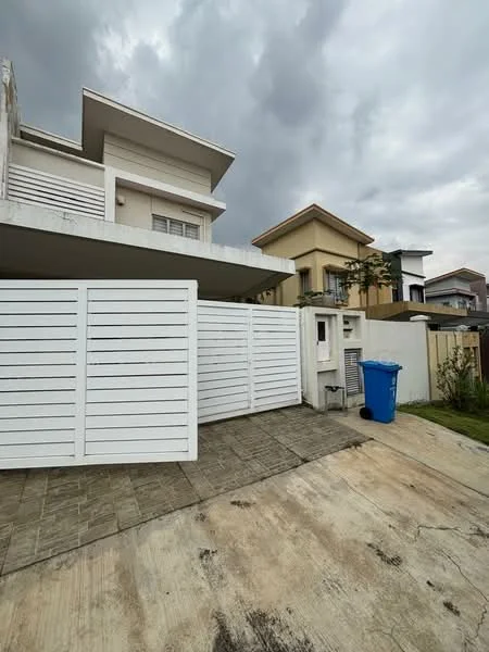 Exterior type: semi-detached house; features: white painted facade, flat roof, 2-storey, manicured lawn, paved driveway, fenced perimeter, blue garbage bin, surrounded by residential buildings; style: modern.