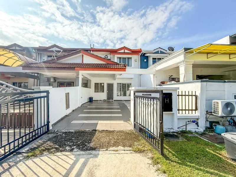 Exterior type: linked terrace house; features: paved driveway, white painted facade, red roof, covered awning, air conditioning unit, manicured lawn, fenced perimeter, outdoor space, windows with grilles, two-storey structure; style: modern.