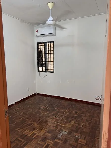 Room features: wooden flooring, white painted walls, ceiling fan, 1 wall-mounted split AC, window with security bars, single door, corner room, no visible furniture.