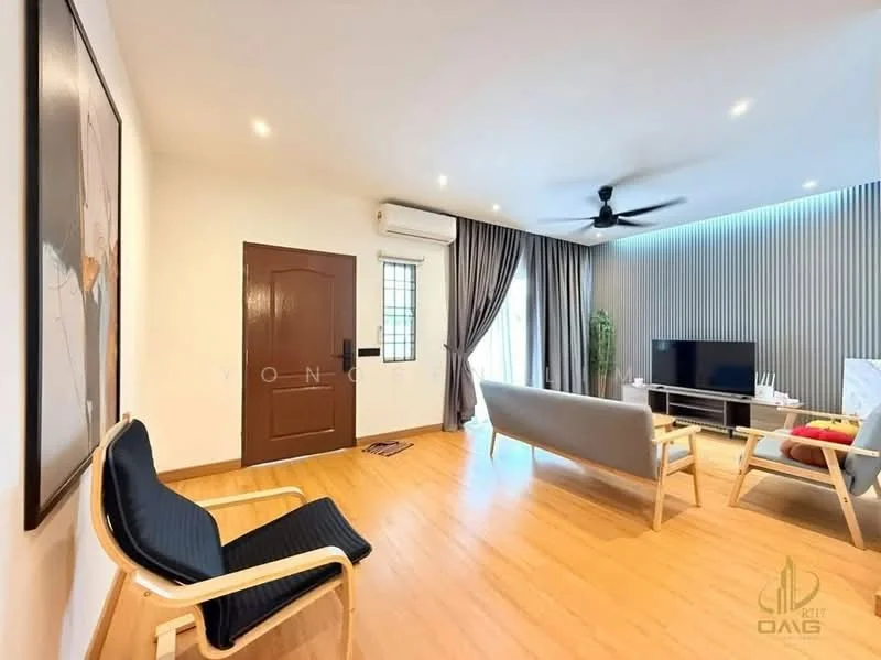 Living features: wooden flooring, white painted walls, ceiling fan with light, sofa in grey, armchair with black upholstery, TV console, wall-mounted TV, curtains in grey, decorative plant in pot, recessed lighting, sliding glass door, area rug; style: modern; view: garden.