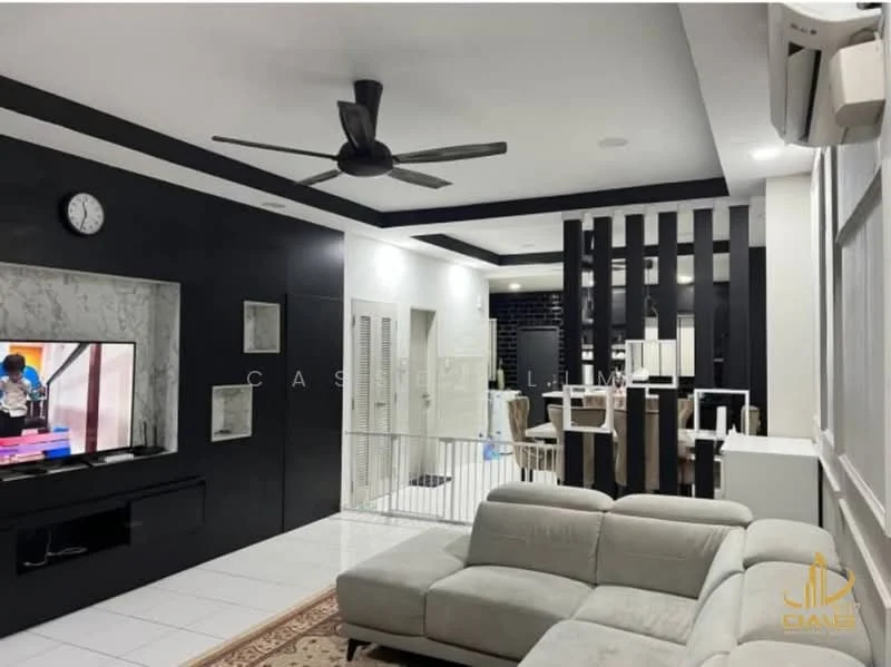 Living features: 5-blade ceiling fan with light, wall-mounted TV, TV console, sofa in light grey fabric, white walls, black accent wall, marble feature wall, recessed lighting, decorative wall clock, open shelving, area rug with geometric pattern, sliding glass door, white tiled flooring; style: modern.