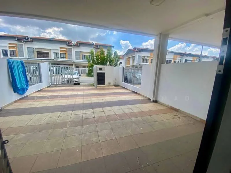 Exterior type: linked terrace house; features: paved outdoor area, fenced perimeter, air conditioning unit, covered porch, surrounding greenery, driveway with parking space, white painted walls, blue towel hanging; style: modern.