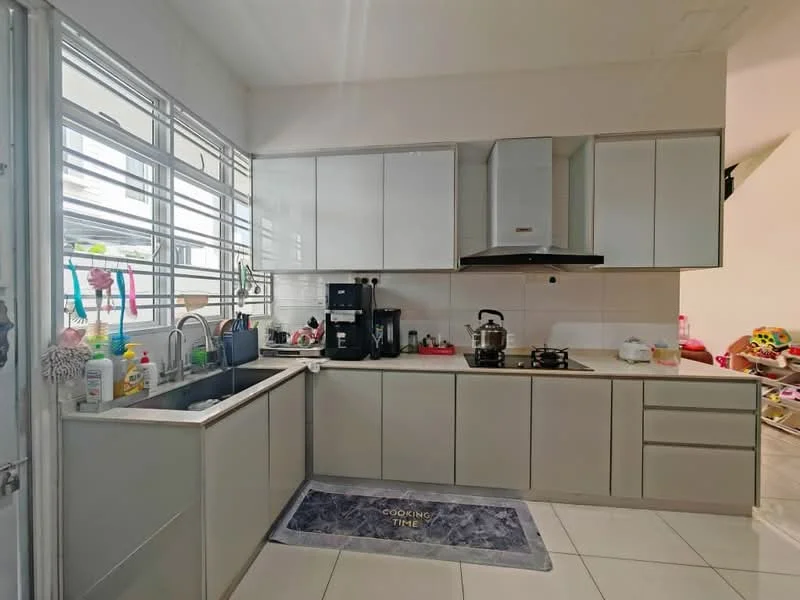 Kitchen features: single-bowl stainless-steel sink, chrome pull-down faucet, grey flat-panel cabinets, white tiled backsplash, built-in oven, freestanding gas range, black countertop, refrigerator, kettle, coffee machine, dishwasher, tile flooring, window with horizontal blinds, decorative rug with text; style: modern.