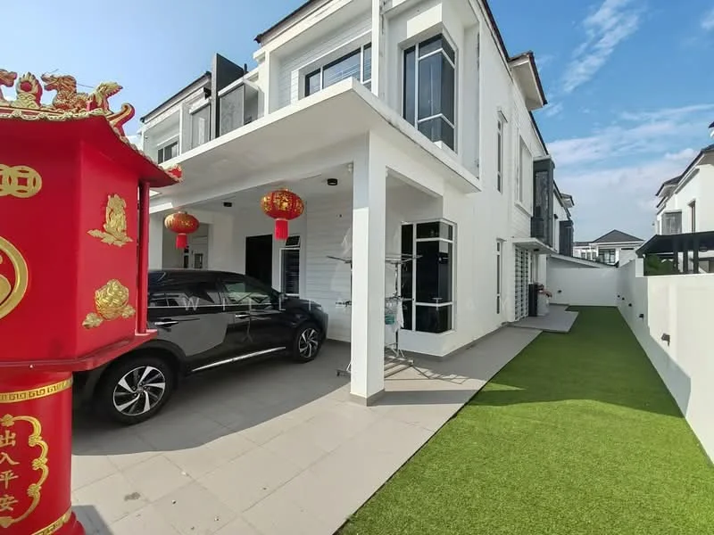 Exterior type: detached bungalow; features: white painted facade, flat roof, manicured lawn, paved driveway, car porch with awning, decorative lanterns, side garden, fenced perimeter; style: modern.