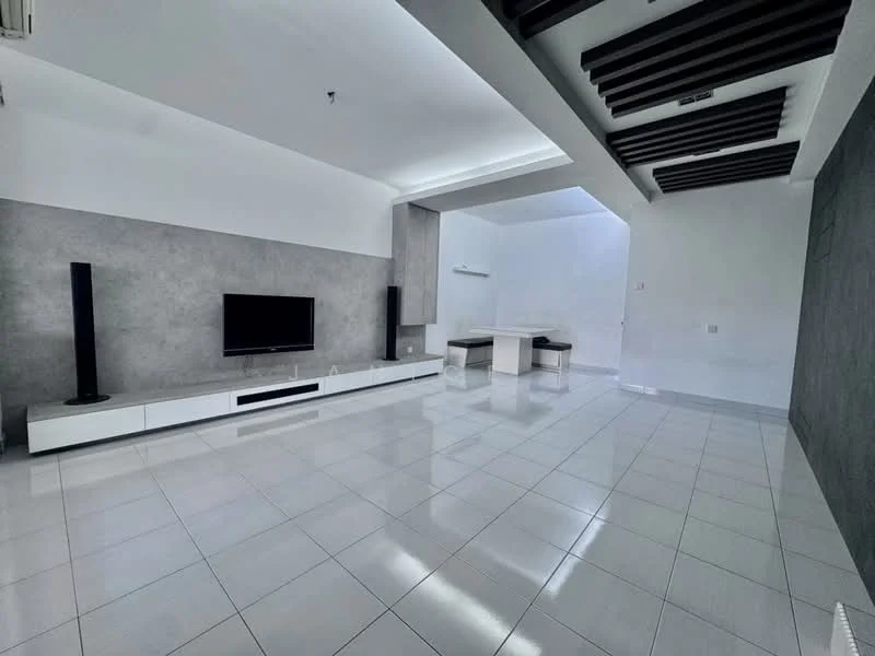 Living features: white painted walls, grey accent wall, polished ceramic tile flooring, recessed downlights, wall-mounted TV, white TV console, black floor speakers, dining table with bench seating, ceiling with wooden slats, open layout, large windows for natural light; style: modern.