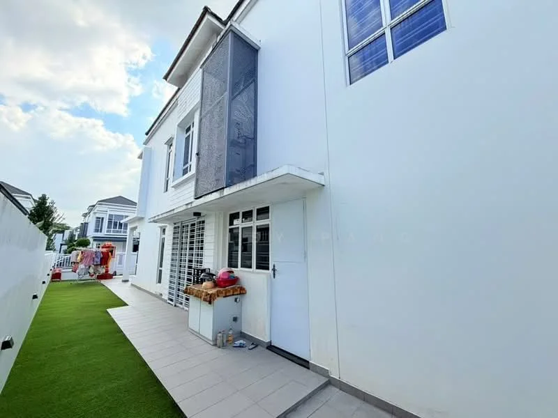 Exterior type: linked terrace house; features: white painted facade, flat roof, manicured lawn, paved walkway, large windows, side entrance door, outdoor storage area, decorative wall paneling; style: modern.