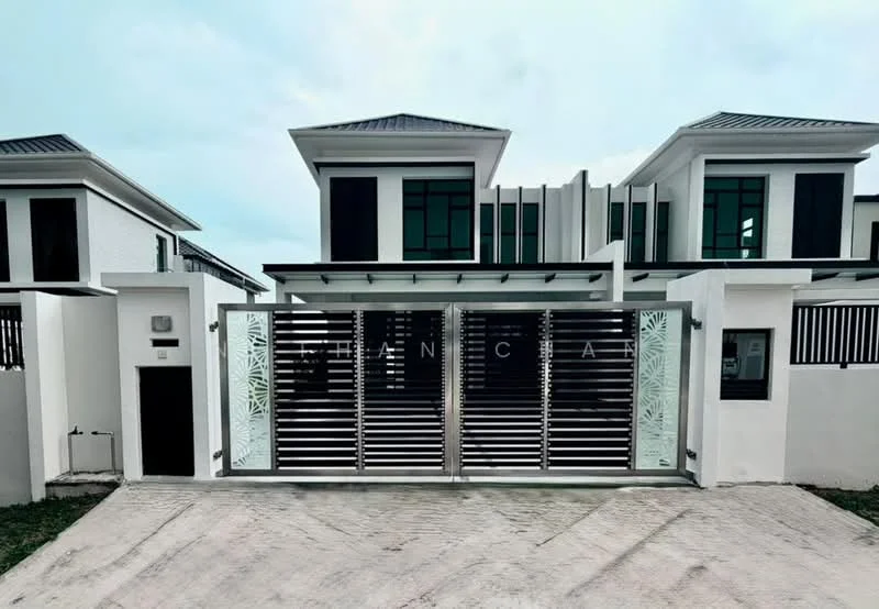 Exterior type: detached bungalow; features: modern facade with white painted walls, sliding gate with decorative metalwork, two-storey structure, flat roof, driveway with interlocking pavers, landscaped front yard, large windows with black frames, manicured lawn, surrounded by greenery; style: modern.