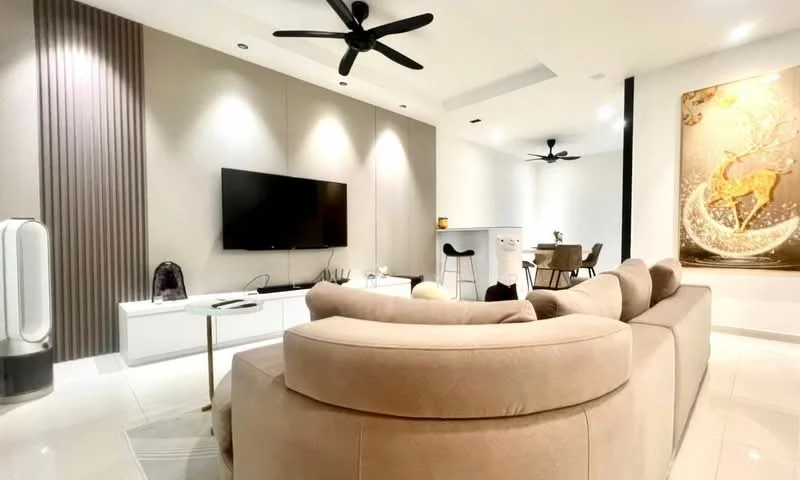Living features: L-shape sectional sofa in beige, wall-mounted TV, white media console, decorative wall with vertical wood panels, recessed downlights, 2 ceiling fans, coffee table, area rug, decorative artwork on wall, large windows with natural light, tile flooring; style: modern.