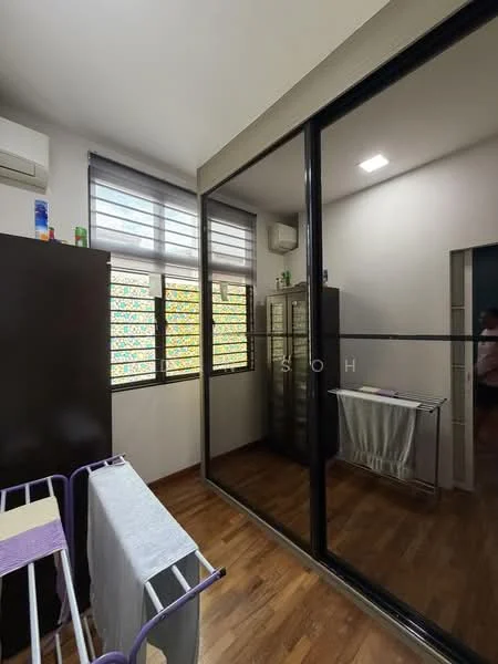 Room features: wooden flooring, white painted walls, floor-to-ceiling mirror wardrobe, window with horizontal blinds, 1 wall-mounted split AC, clothes drying rack, glass-front cabinet, shelving unit; style: modern; view: garden.