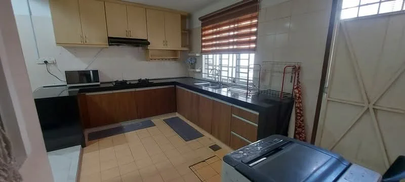 Kitchen features: black granite countertop, wood cabinetry, stainless-steel sink, chrome pull-down faucet, built-in gas hob, exhaust hood, microwave, tile backsplash, ceramic tile flooring, window with blinds, laundry area with washing machine, open shelving; style: modern.