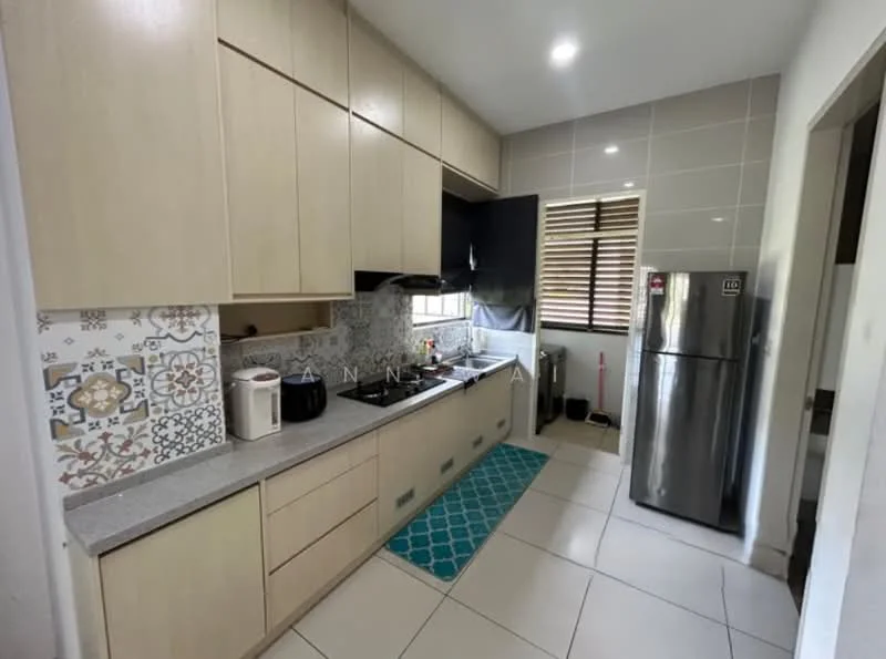 Kitchen features: light wood cabinetry, grey countertop, stainless-steel fridge, built-in oven, ceramic tile backsplash with patterned design, single-bowl stainless-steel sink, chrome pull-down faucet, white walls, recessed LED downlights, floor tiles, window with wooden blinds, kitchen mat in turquoise; style: modern.