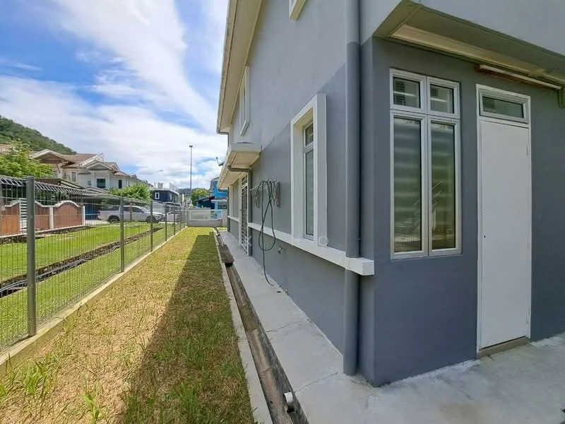 Exterior type: semi-detached house; features: grey painted facade, single-storey, manicured lawn, fenced yard, side walkway, windows with white frames, exterior wall-mounted electrical outlets, gutter system, landscaped garden area; style: modern.
