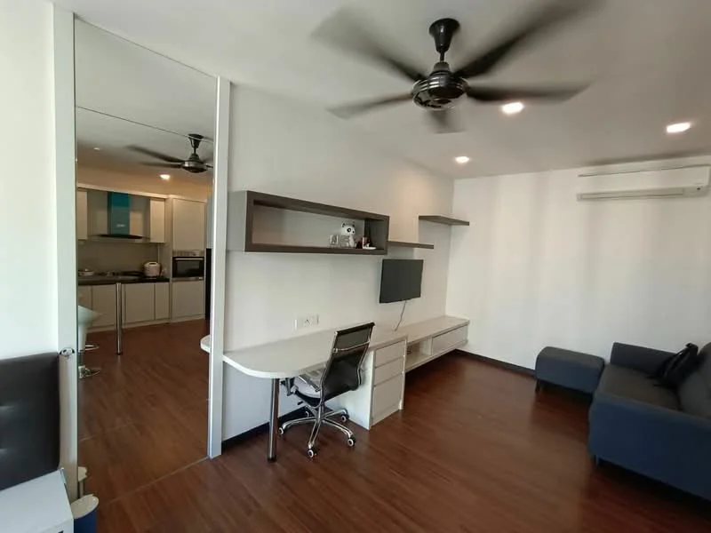 Living features: wooden flooring, 5-blade ceiling fan with light, wall-mounted TV, TV console, built-in shelves, study desk with chair, sofa in dark blue, mirrored wall, air conditioning unit; style: modern.