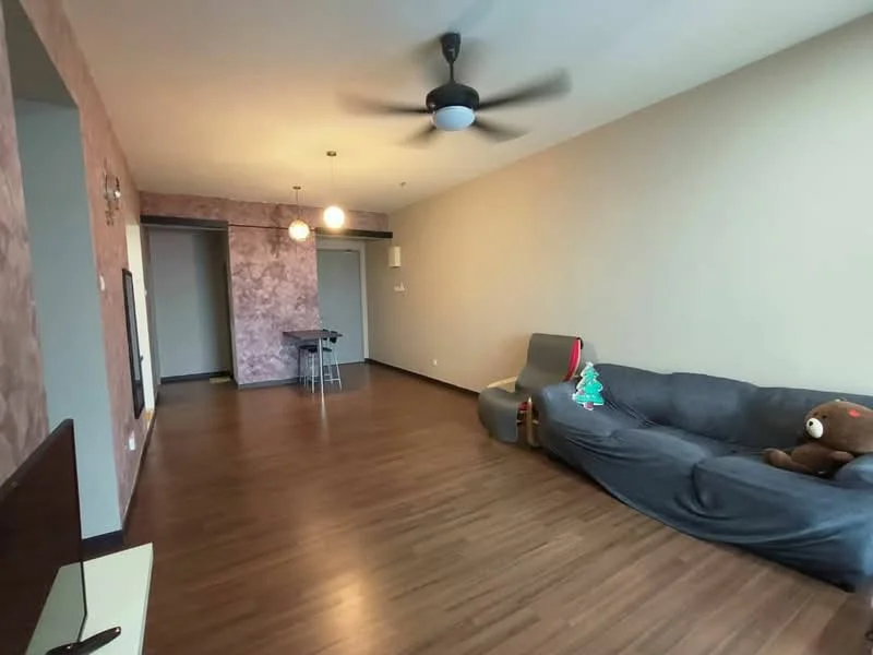 Living features: wooden flooring, light grey painted walls, accent wall with textured finish, 5-blade ceiling fan, recessed downlights, sofa in dark grey fabric, decorative Christmas tree, teddy bear, TV console, coffee table, dining table with chairs; style: modern.