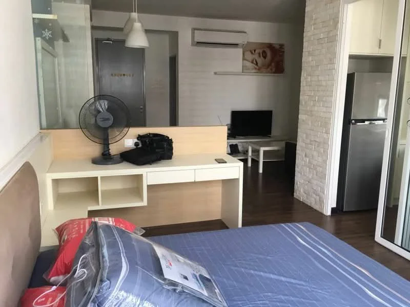 Bedroom features: queen-size bed, upholstered headboard, bedside table, wall-mounted TV, desk with chair, ceiling fan, air conditioning unit, wooden flooring, decorative wall with stone cladding, large window, light fixture, luggage bag; style: modern.