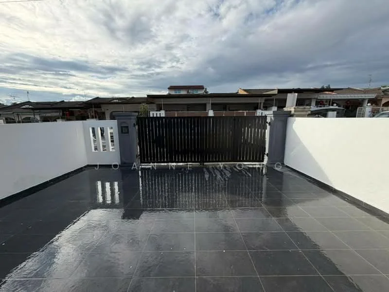 Exterior type: linked terrace house; features: black tiled flooring, white painted walls, black wooden gate, manicured landscaping, surrounded by residential buildings, open-air parking area; style: modern.