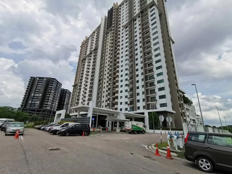 Exterior type: high-rise condominium; features: white painted facade, glass curtain wall, projecting balconies, approximately 20-storey high-rise, manicured lawn, surrounded by mature greenery, double-volume main lobby, porte cochère drop-off; style: modern.