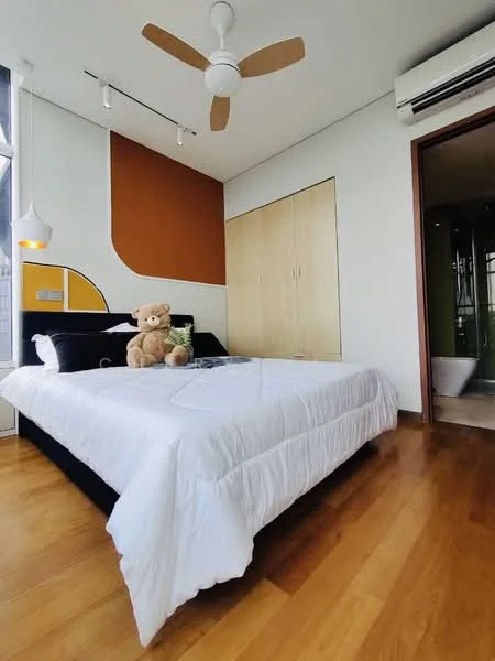 Bedroom features: queen-size bed with white bedding, wooden flooring, 5-blade ceiling fan, wall-mounted air conditioning unit, built-in wardrobe with wooden doors, decorative wall with orange accent, large window with natural light, teddy bear on bed, suspended pendant light; style: modern.