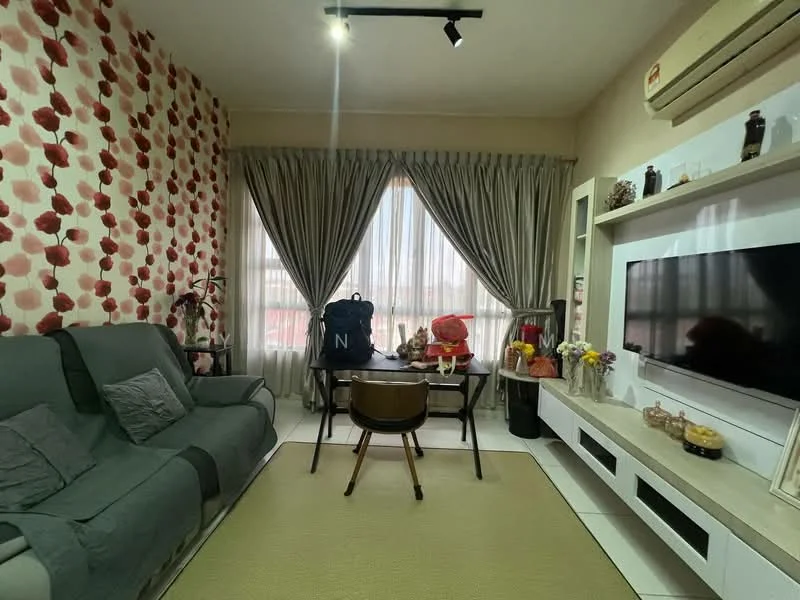 Living features: green fabric sofa, decorative cushions, wall with floral wallpaper in red and white, floor-to-ceiling windows, sheer curtains, recessed downlights, TV console with wall-mounted TV, dining table with chairs, decorative items on shelves, area rug, air conditioning unit; style: modern.