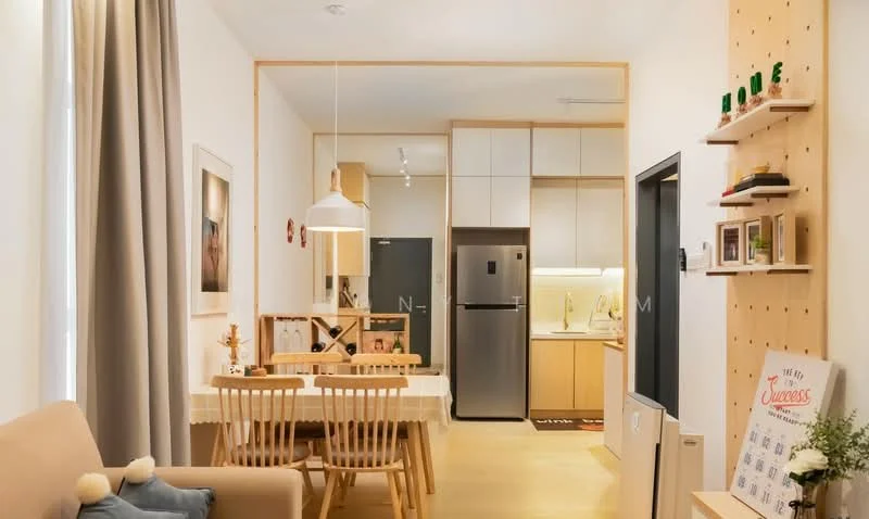 Living features: light wood flooring, white painted walls, sofa in beige, dining table with wooden chairs, pendant lamp, refrigerator in stainless steel, kitchen cabinetry in light wood, countertop in light color, wall-mounted decor, framed artwork, window with sheer curtains; style: modern.