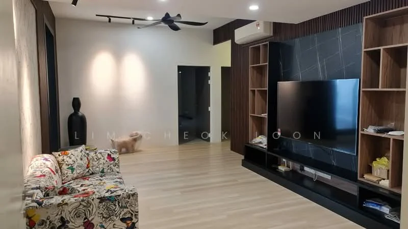 Living features: 3-seater fabric sofa with floral pattern, wooden TV console, wall-mounted flat-screen TV, light-colored laminate flooring, recessed downlights, ceiling fan, decorative wall paneling, built-in shelving unit, air conditioning unit, neutral painted walls; style: modern.