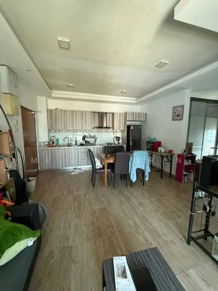 Living features: laminate flooring, white painted walls, kitchen with wooden cabinetry, stainless-steel fridge, built-in oven, 4-burner gas hob, single-bowl stainless-steel sink, chrome pull-down faucet, dining table with four chairs, sofa, coffee table, window with sheer curtains, recessed downlights; style: modern.