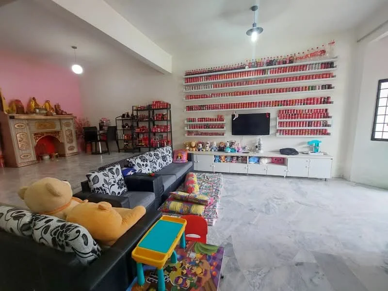 Living features: black leather sofa, 3-seater fabric sofa with floral pattern, marble flooring, wall-mounted TV, white TV console, decorative shelves with various items, pink accent wall, ceiling fan with light, decorative figurines, children's toys, colorful area rug; style: modern.