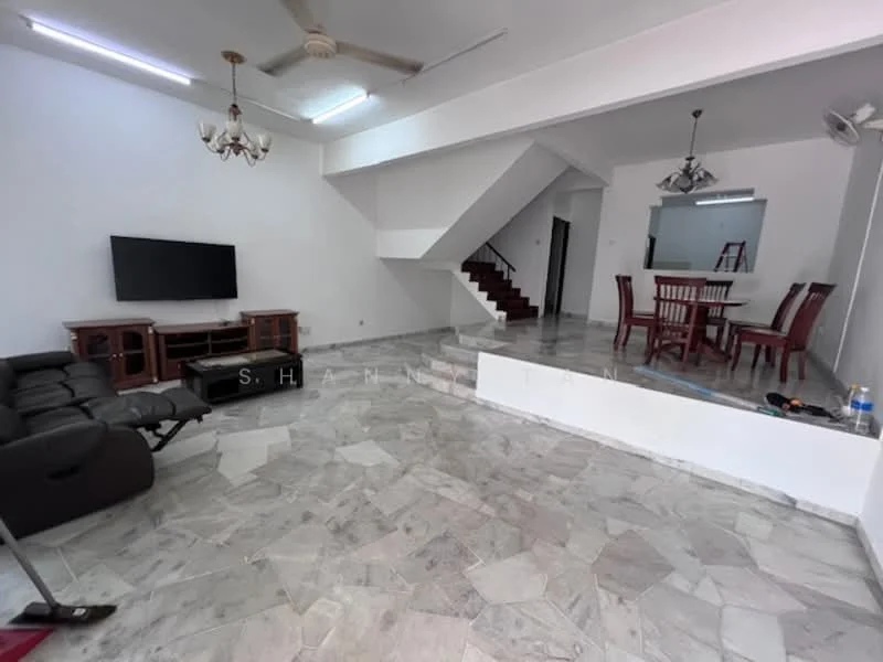 Living features: marble flooring, white painted walls, 5-blade ceiling fan, chandelier, wall-mounted TV, TV console, 3-seater leather sofa, coffee table, dining table with 6 chairs, staircase, open layout; style: modern.