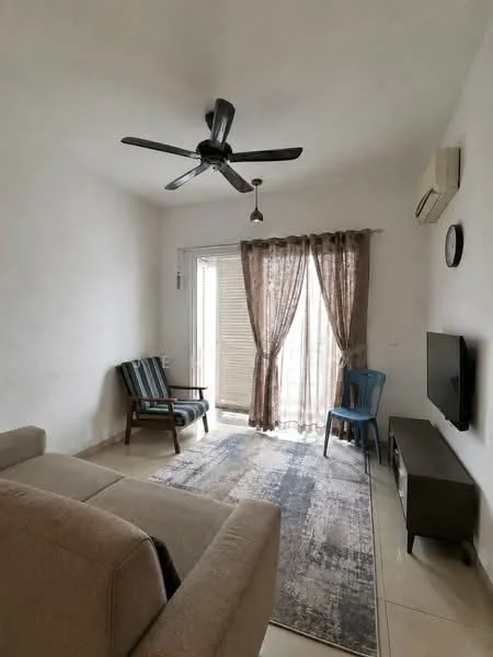 Living features: 5-blade ceiling fan, wall-mounted TV, sofa in beige fabric, 2 wooden chairs in blue, area rug with geometric pattern, curtains in brown, sliding glass door, tile flooring, light-colored painted walls, recessed lighting; style: modern.