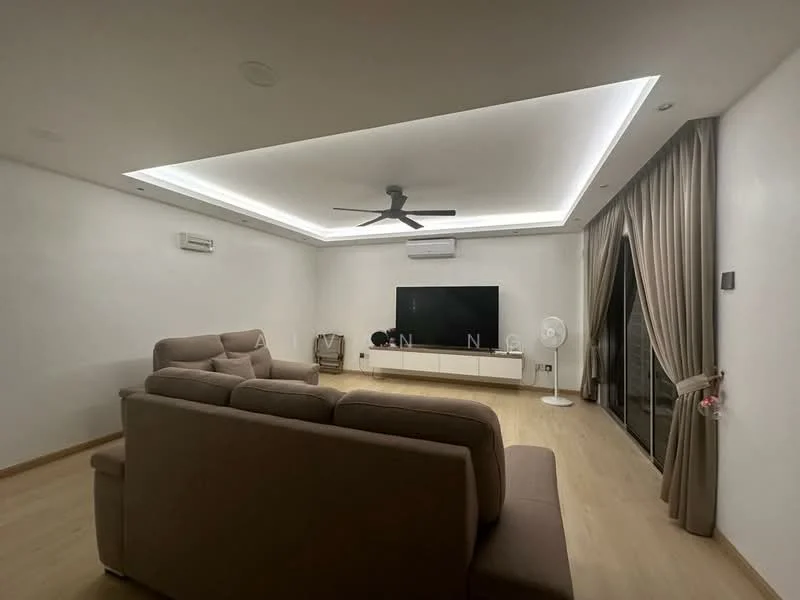 Living features: white painted walls, laminate flooring, tray ceiling with recessed lighting, 5-blade ceiling fan with light, wall-mounted TV, TV console, sofa in beige fabric, large glass sliding door, curtains in beige fabric, air conditioning unit; style: modern.