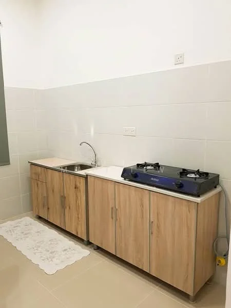 Kitchen features: single-bowl stainless-steel sink, chrome pull-down faucet, gas hob with 2 burners, laminate countertop, wood cabinetry with flat-panel doors, light grey tiled walls, cream tiled flooring, white decorative rug; style: modern.
