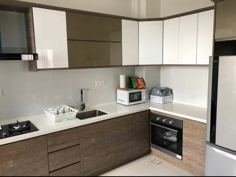 Kitchen features: white upper cabinets with glass fronts, brown lower cabinets, marble countertop, stainless-steel single-bowl sink, chrome pull-down faucet, 4-burner gas hob, built-in oven, microwave, refrigerator, white tiled backsplash, light-colored floor tiles, wall-mounted range hood, open shelving, decorative items on countertop; style: modern.