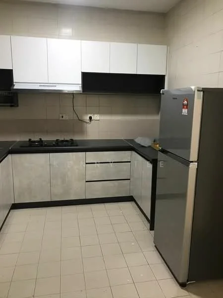 Kitchen features: white upper cabinets, black lower cabinets, grey laminate cabinet doors, black countertop, stainless-steel fridge, built-in gas hob, extraction hood, wall-mounted electrical outlets, white tiled walls, light-colored floor tiles; style: modern.