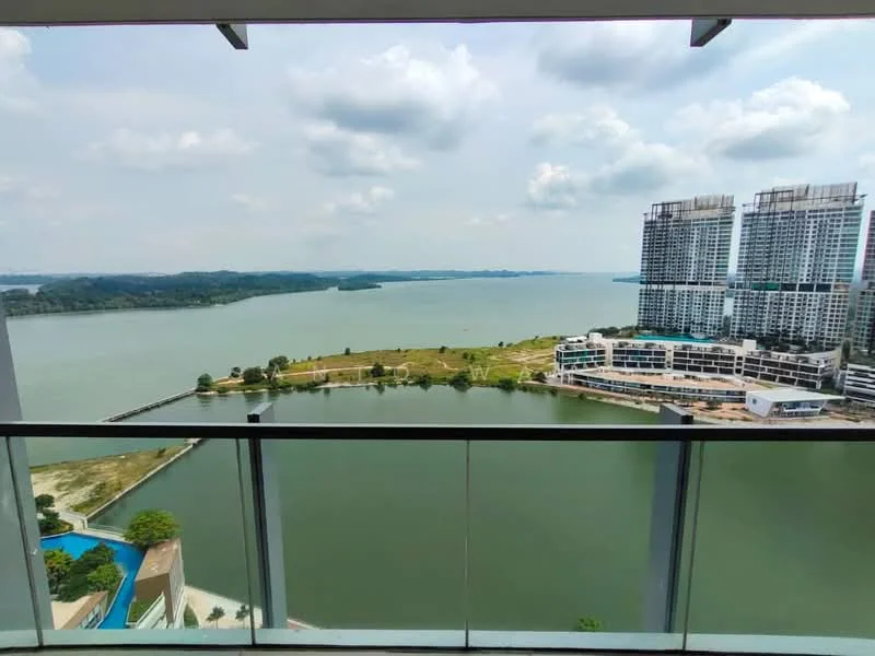 Room style: modern; view: sea.